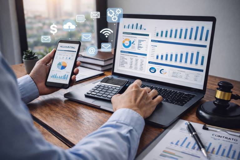 Profissional utilizando contabilidade digital em Dourados com análise de dados financeiros em computador e smartphone pela CSP Contábil São Paulo.