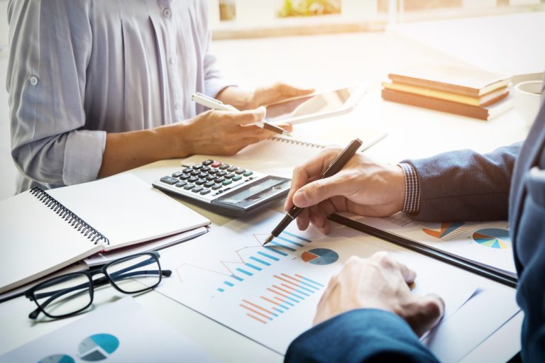 Equipe de controladoria em Dourados realizando reunião estratégica com análise de indicadores financeiros e apoio tecnológico da CSP Contábil São Paulo.